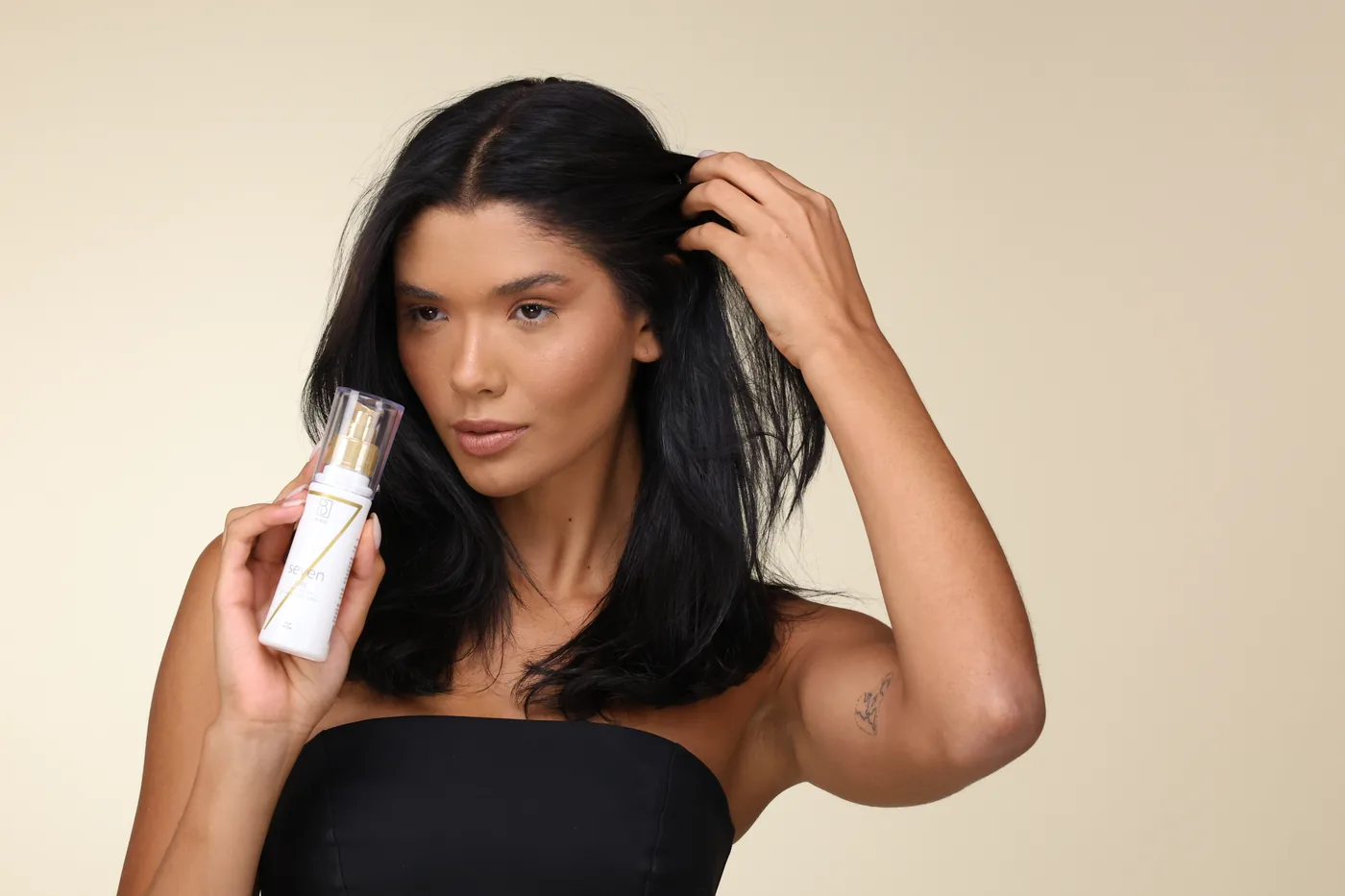 Profissional com o resultado InBlue e o produto na mão